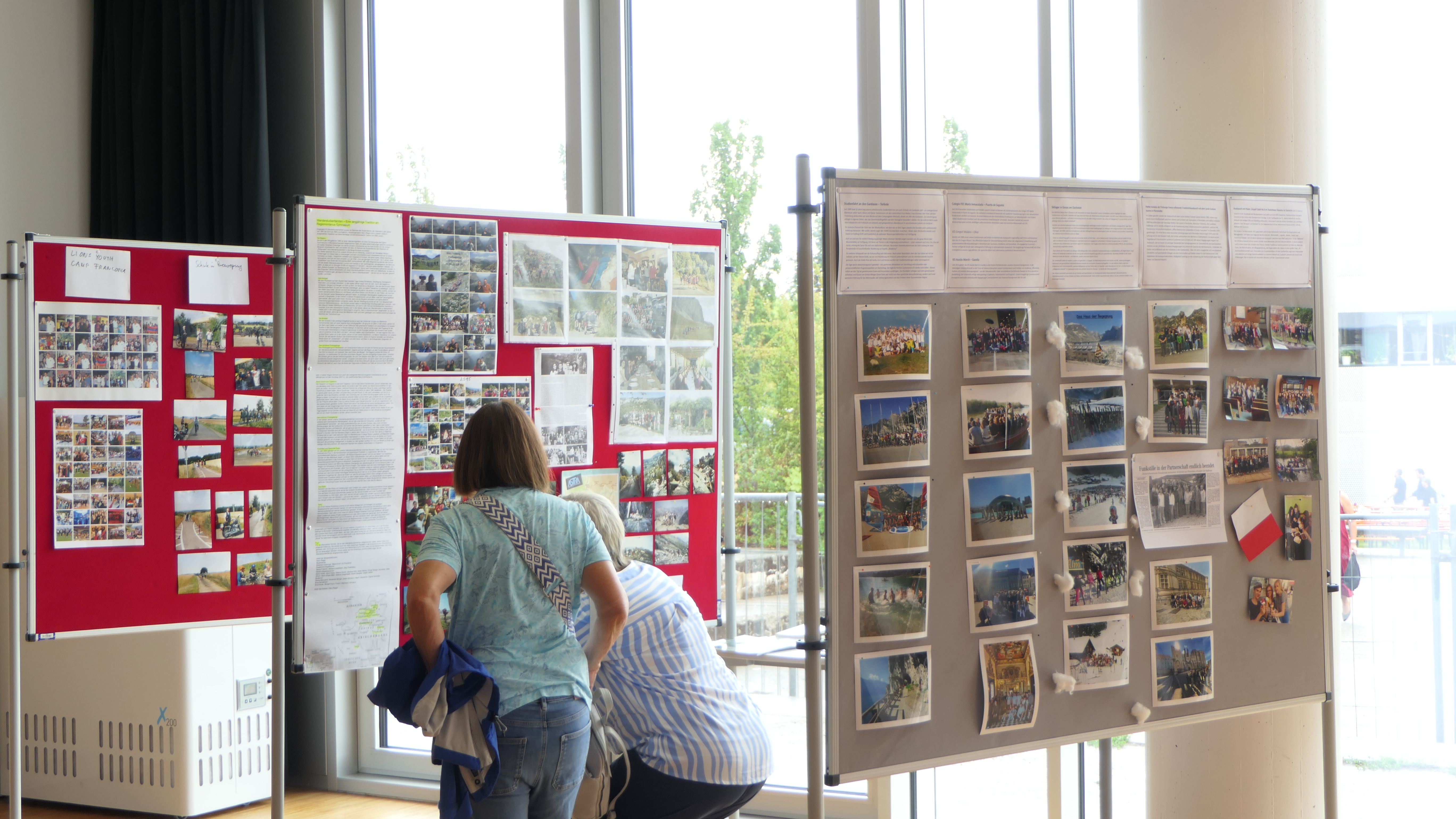 Die Jubiläums-Ausstellung ermöglichte eine Zeitreise durch die Schulgeschichte mit Originaldokumenten und digitalen Präsentationen. Muser Ernst RZ