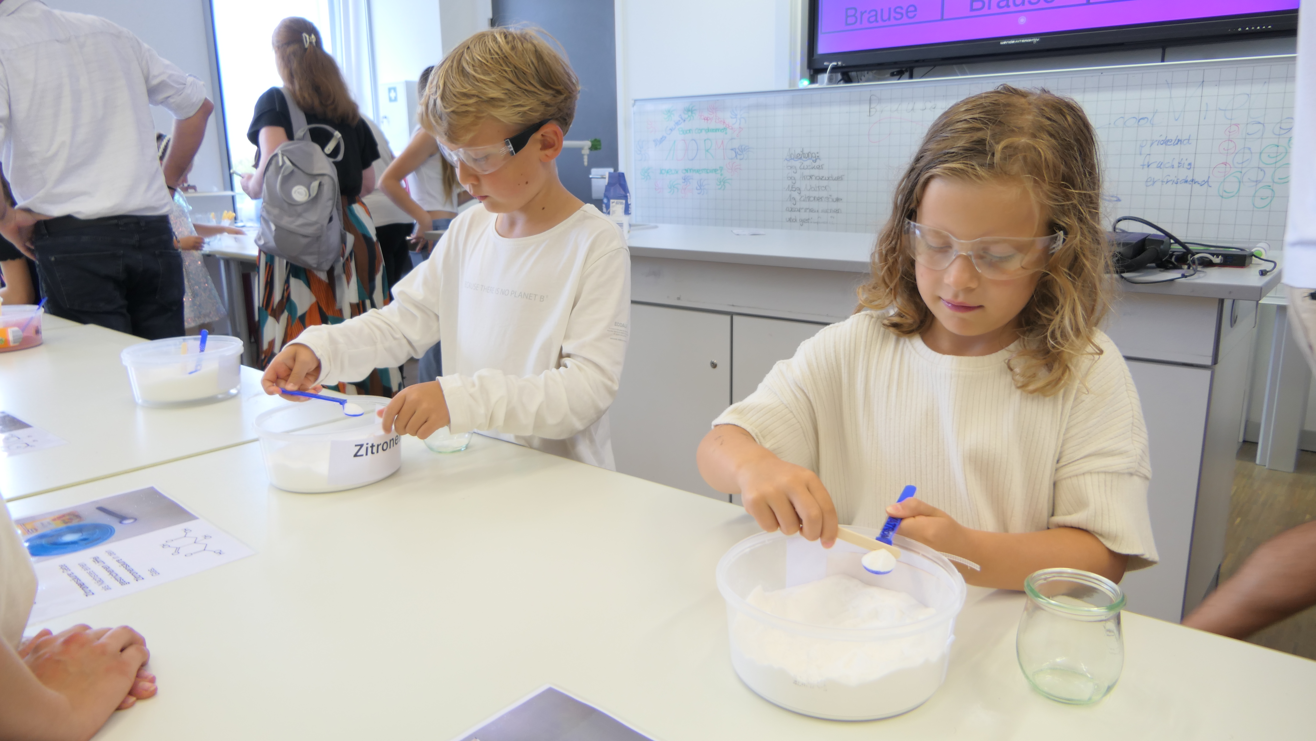 Viel Spaß hatten die Kinder im "Brauselabor", als sie ihr eigenes Brausegetränk im Reagenzglas kreieren konnten. 2025 07 26 Schulleben 100 Jahre RMG Festakt Schulfest 098
