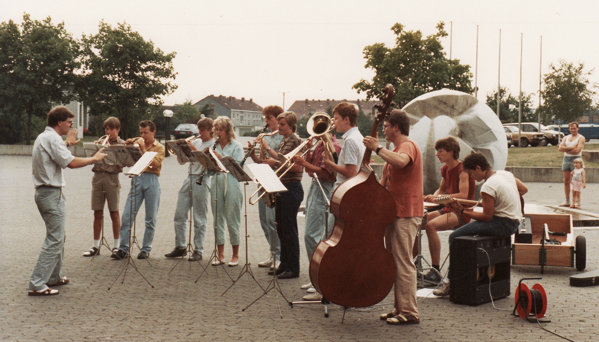 1987 Chapeau Claque vor dem Schuleingang A