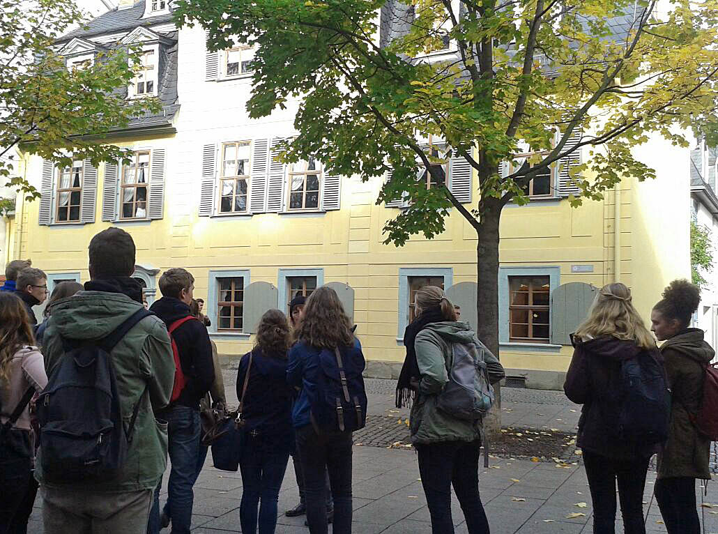 Schüler vor dem Schillerhaus in Weimar