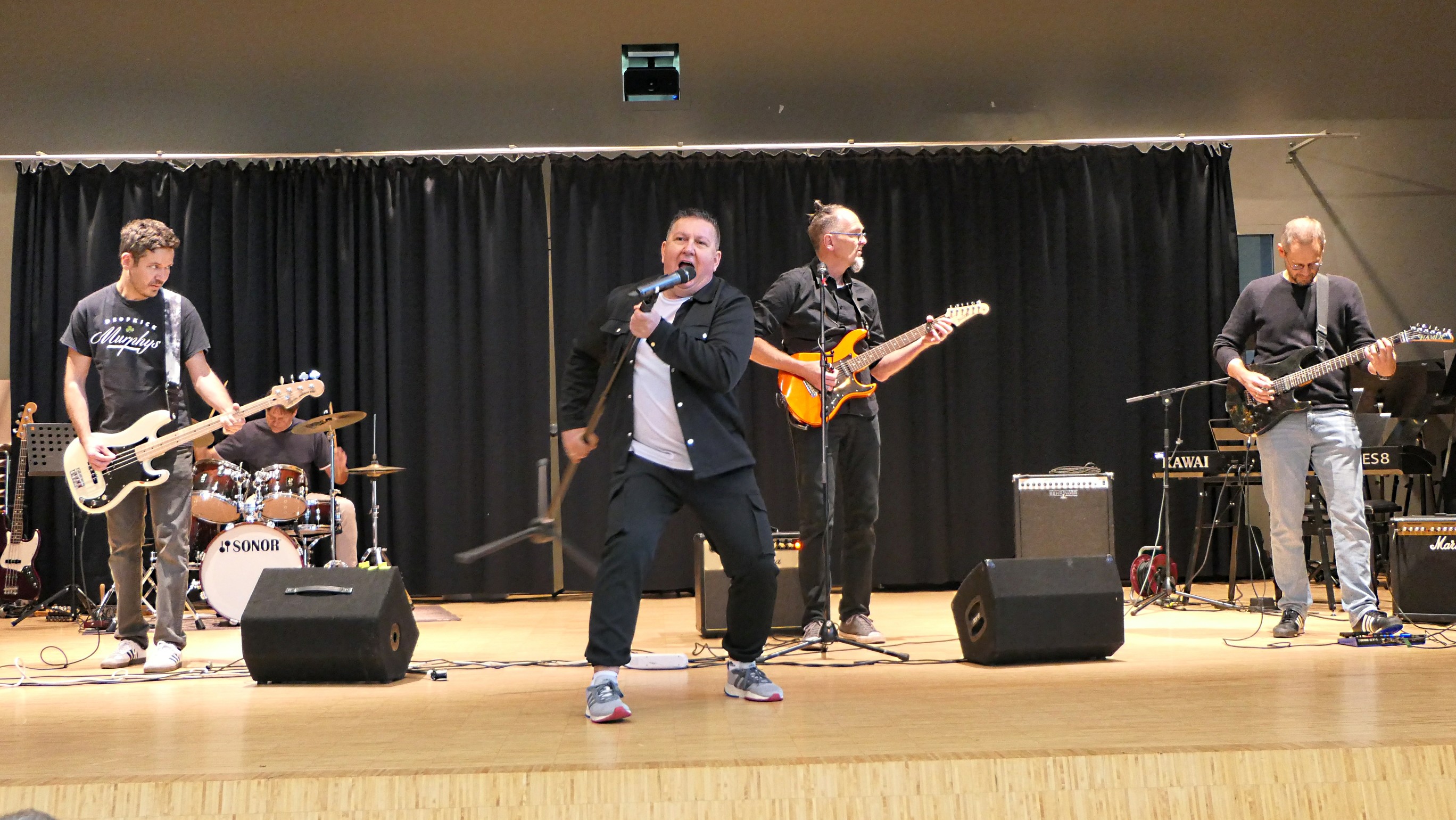 Die Lehrerband präsentierte mit Rockklassikern wie "Highway to Hell" und "Smoke on the Water" zwei Lieblingsstücke des neuen Schulleiters.. 2025 12 08 Aktuelles Amtseinfhrung Schulleiter Martin Braun 2