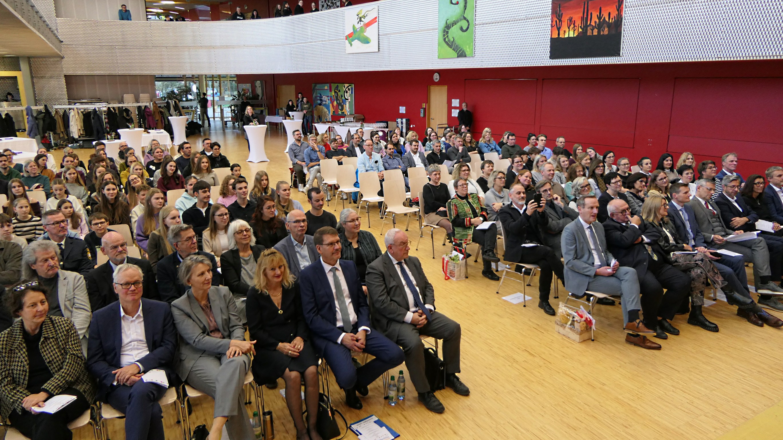 Mit zahlreichen Ehrengästen fand die offizielle Amtseinführung des neuen Schulleiters im Ganztagsgebäude "Silberfisch" statt. 2025 12 08 Aktuelles Amtseinfhrung Schulleiter Martin Braun 4