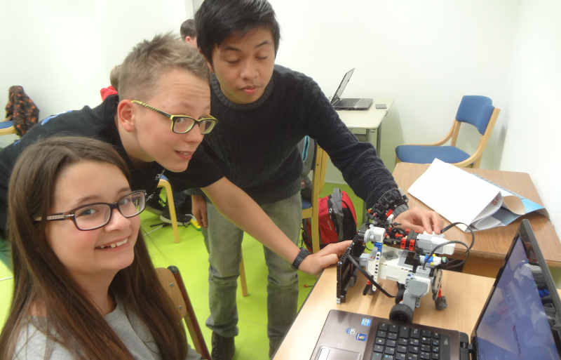 Schüler beim Roboter-Programmieren