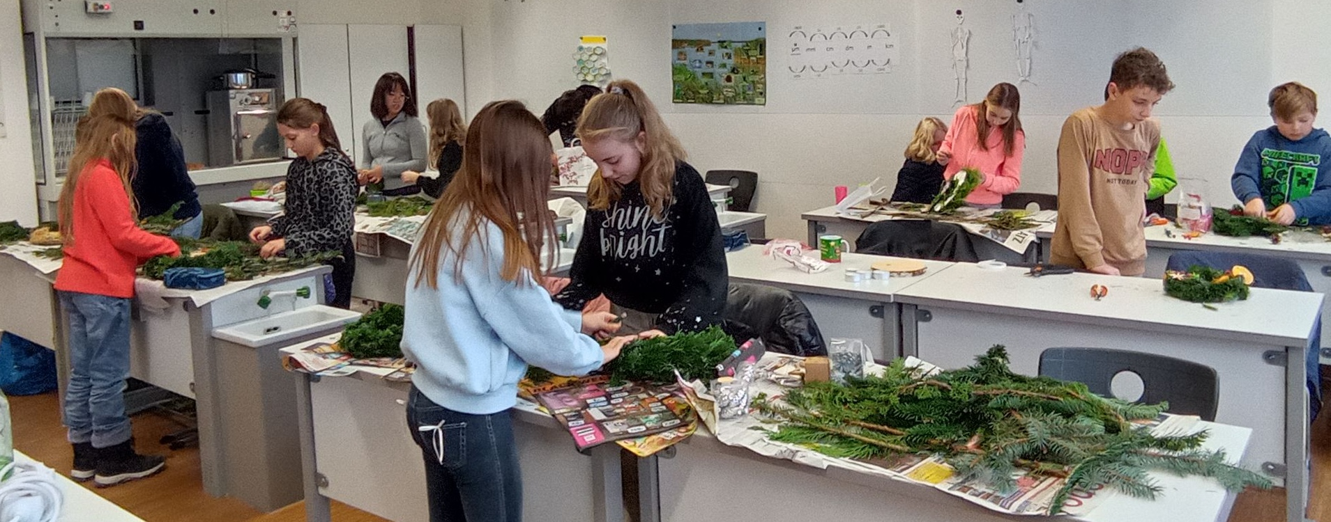 Adventskranzbinden in der Schulgarten-AG 2025 11 28 Unterricht Biologie Wahlfach Schulgarten Weihnachtskrnze 8 A