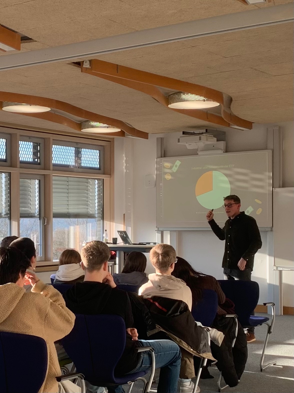 Die Schülerinnen und Schüler lauschen gespannt dem Vortrag 20260119 WR Investieren 10 HET Bild2