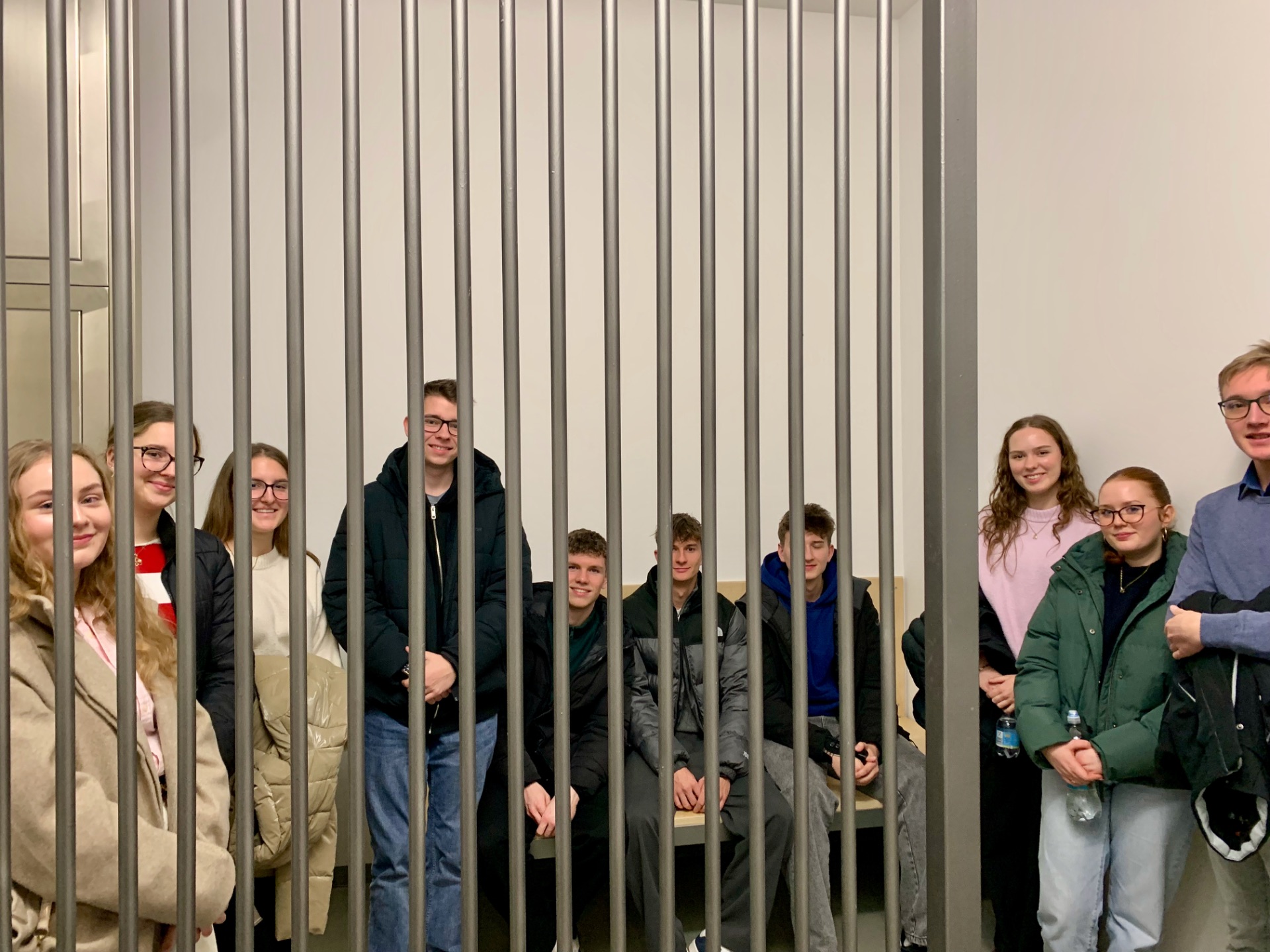 Der Wirtschaftskurs betrachtet Diensträume und auch eine Zelle im Amtsgericht Hassfurt 20260121 WR Amtsgerich 13 HET GruppenbildZelle