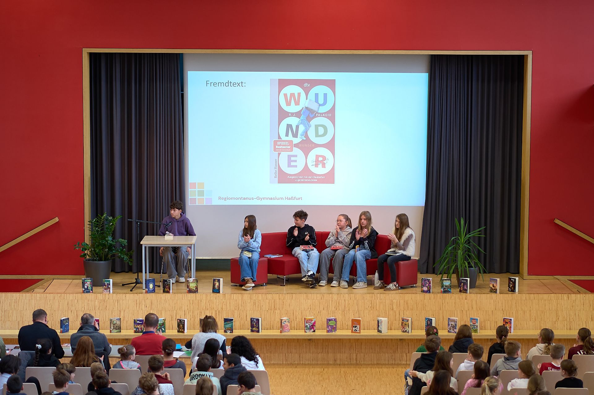 Benno Ulrich (6A) las den Fremdtext aus dem Buch "Wunder"