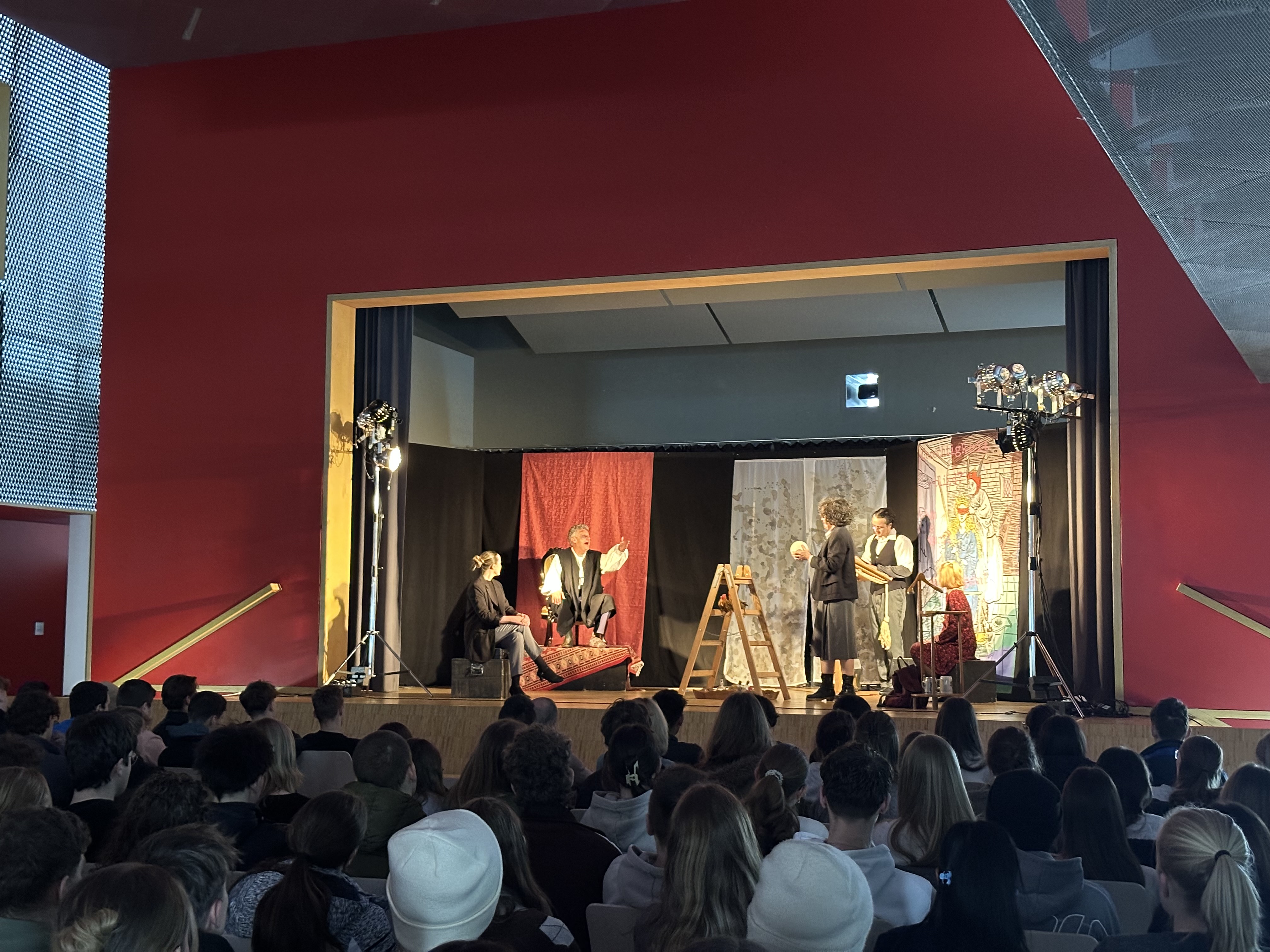 Gespannt folgen die Schülerinnen und Schüler der Handlung IMG 6811