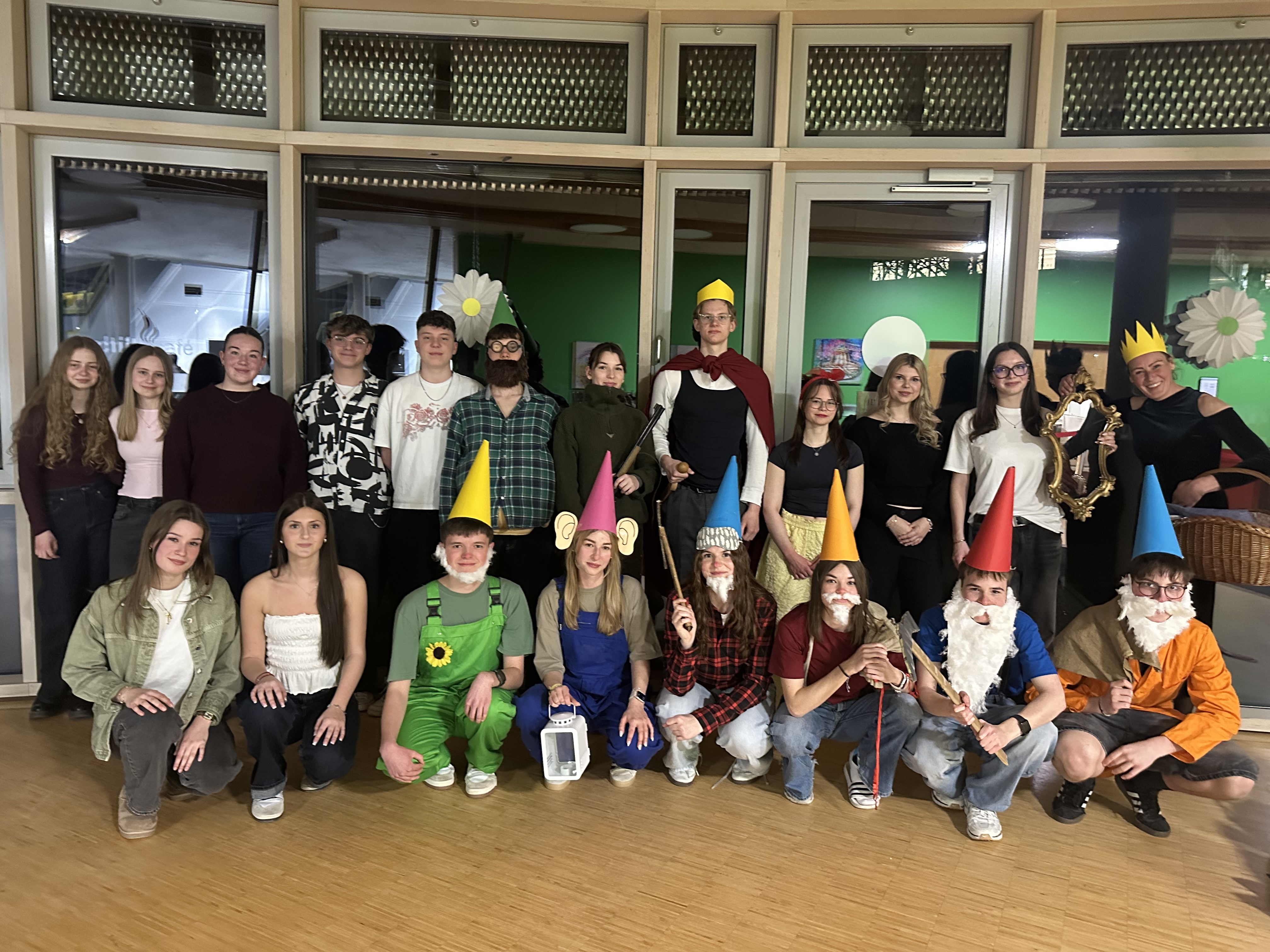 Die Klasse 11C inszenierte das Märchen "Schneewittchen" modern. Die Klasse 11C inszenierte das Märchen "Schneewittchen" modern.