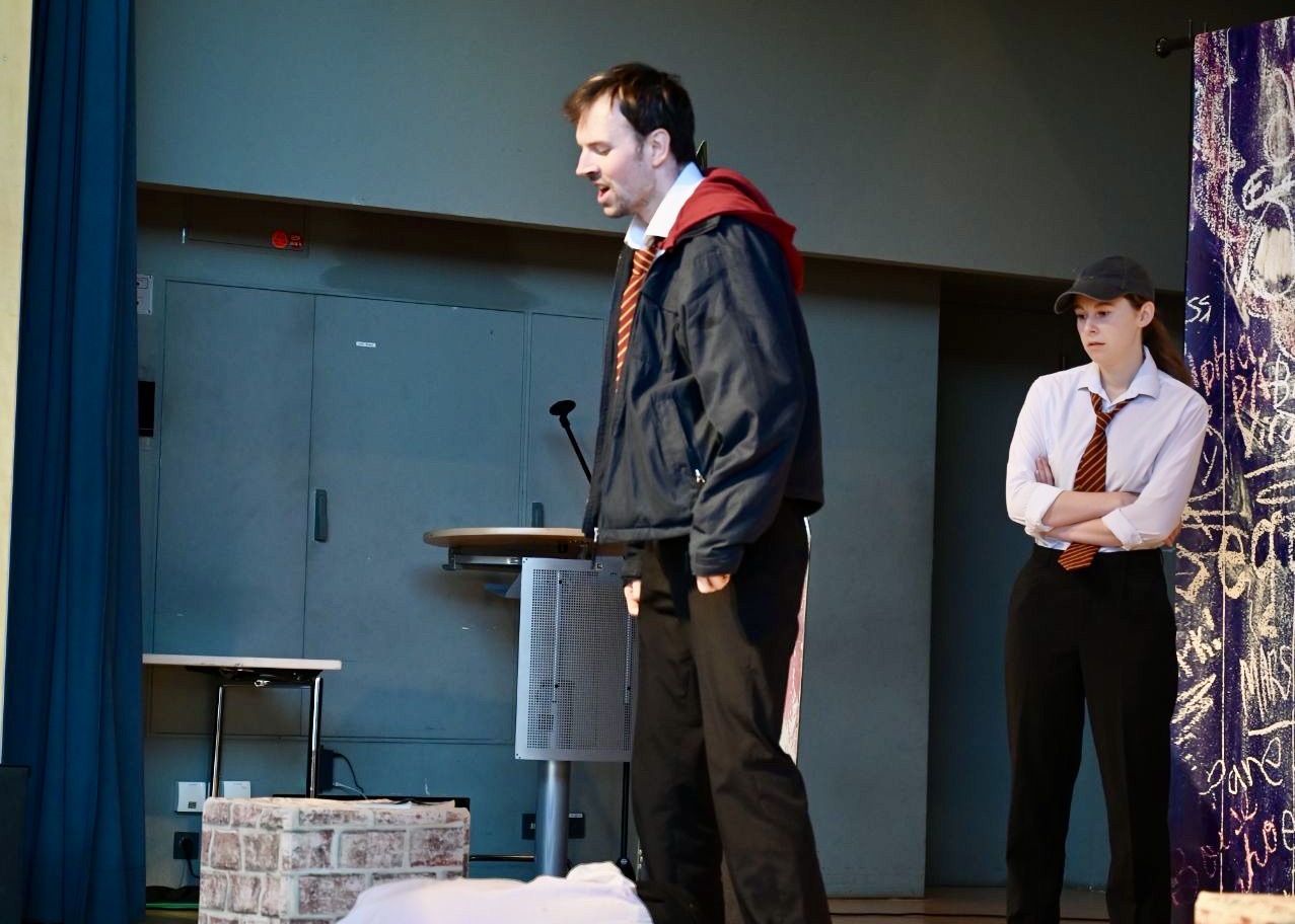 2025 12 18 Unterricht Englisch Theaterstück Sticks and Stones