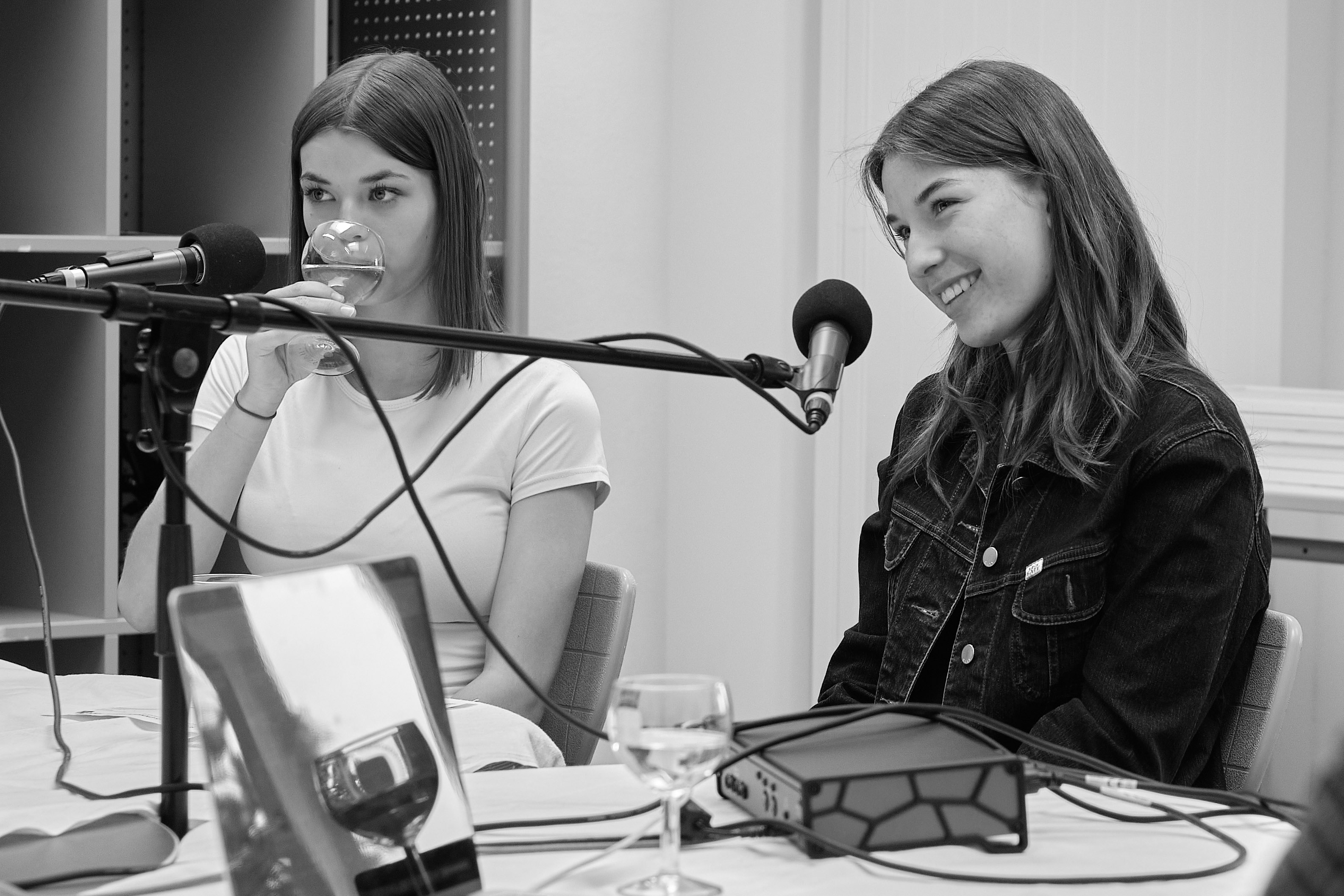Anita Dragomerecki (10C) und Clara Hölzner (10C)
